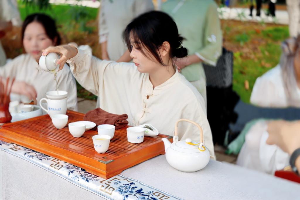学生茶艺技能展示。